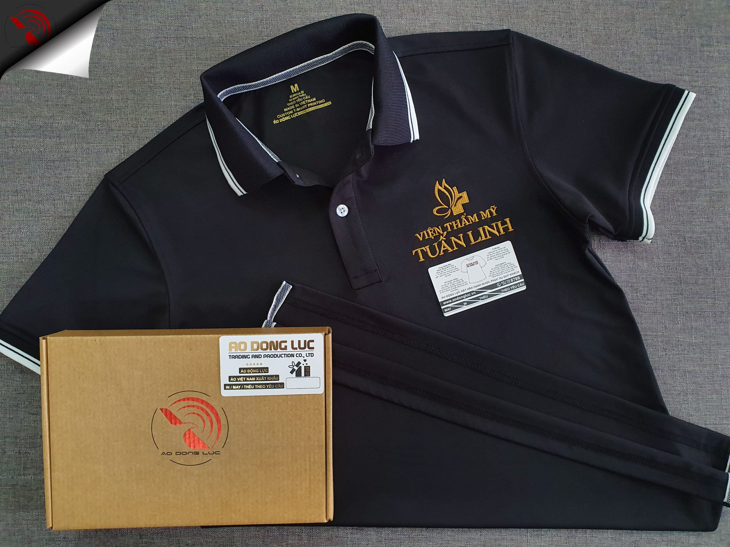 Đồng phục áo thun polo đen dệt bo sọc đen trắng thêu logo