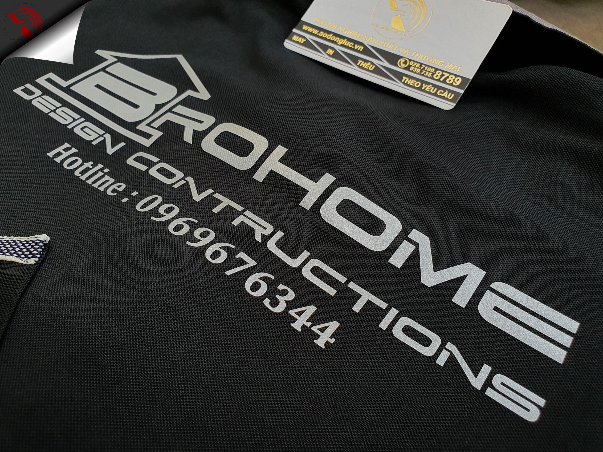 Hình in decal phản quang lên áo thun đồng phục polo bo trơn màu đen