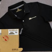 Đồng phục áo thun polo bo trơn màu đen in decal phản quang logo
