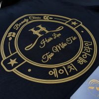 Hình in decal vàng đồng lên áo thun đồng phục polo đen