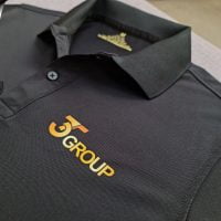 Hình in kỹ thuật số lên áo thun đồng phục polo bo trơn màu đen