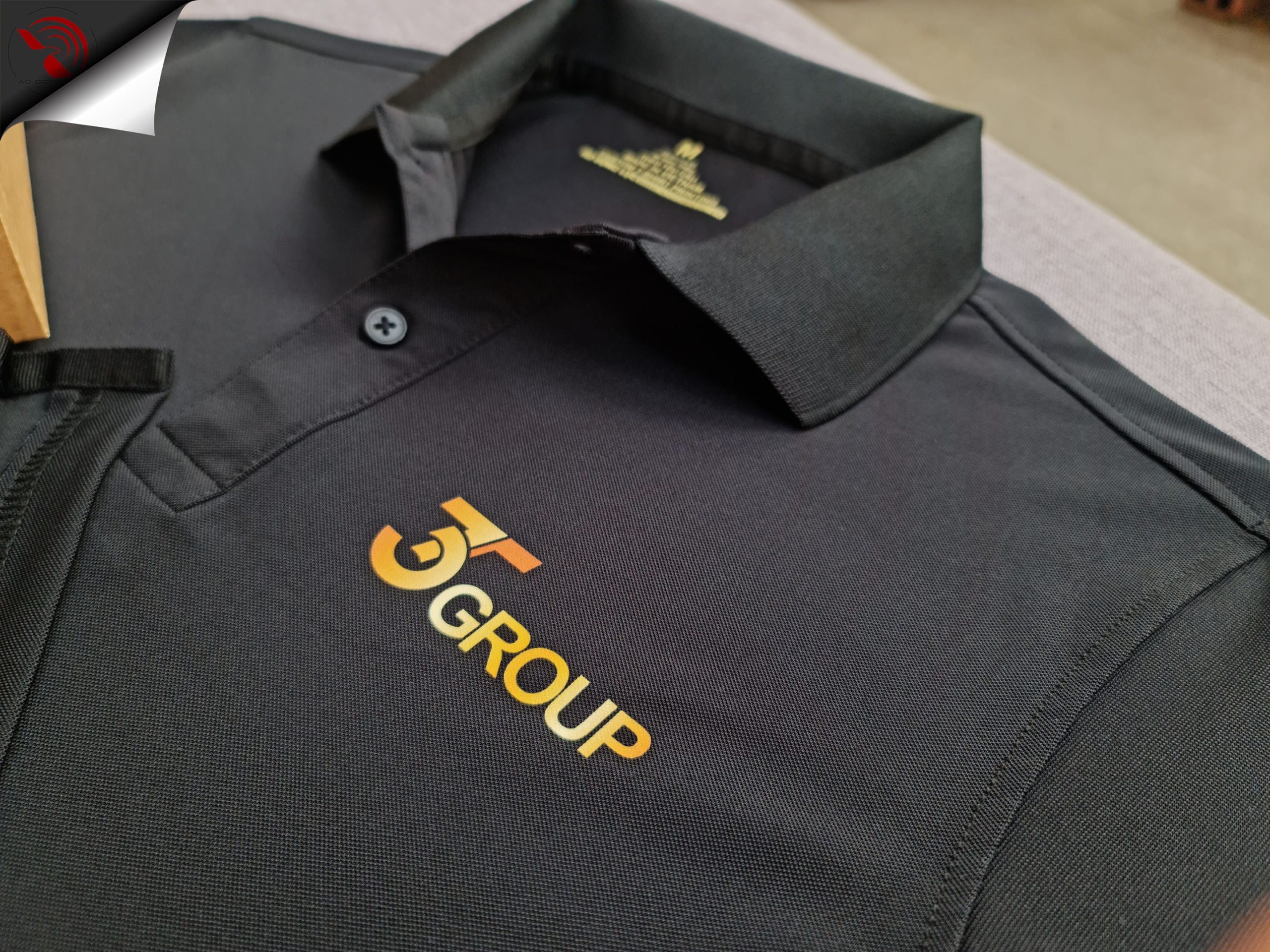 Hình in kỹ thuật số lên áo thun đồng phục polo bo trơn màu đen