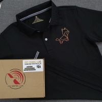 Đồng phục áo thun polo bo trơn màu đen in decal logo