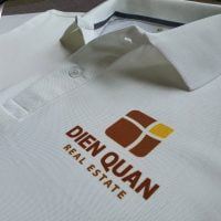 Hình in chuyển nhiệt logo lên áo thun đồng phục polo bo trơn màu trắng