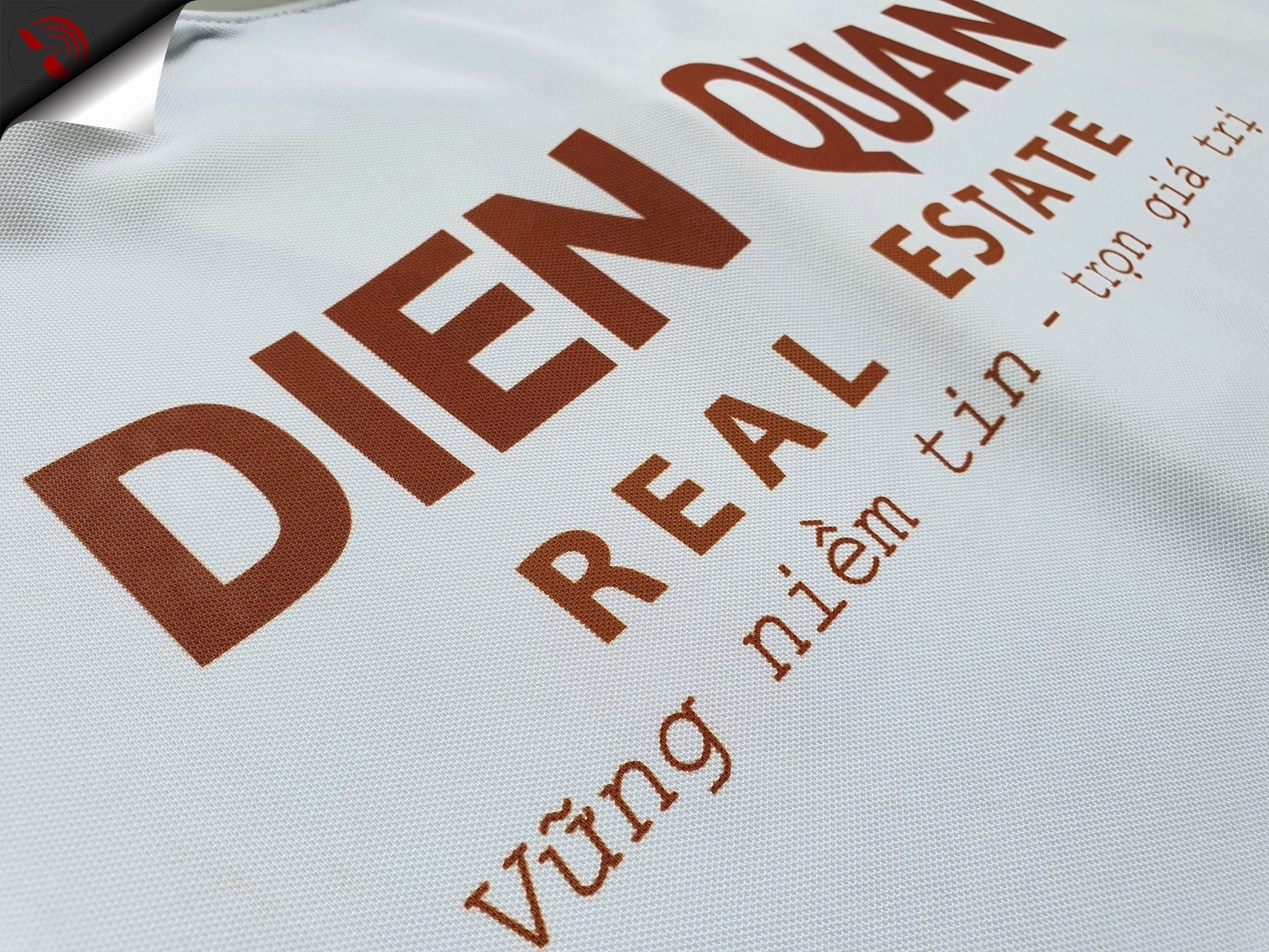 Hình in chuyển nhiệt logo lên áo thun đồng phục polo bo trơn màu trắng