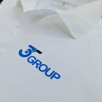 Hình in kỹ thuật số logo lên áo thun đồng phục polo bo trơn màu trắng