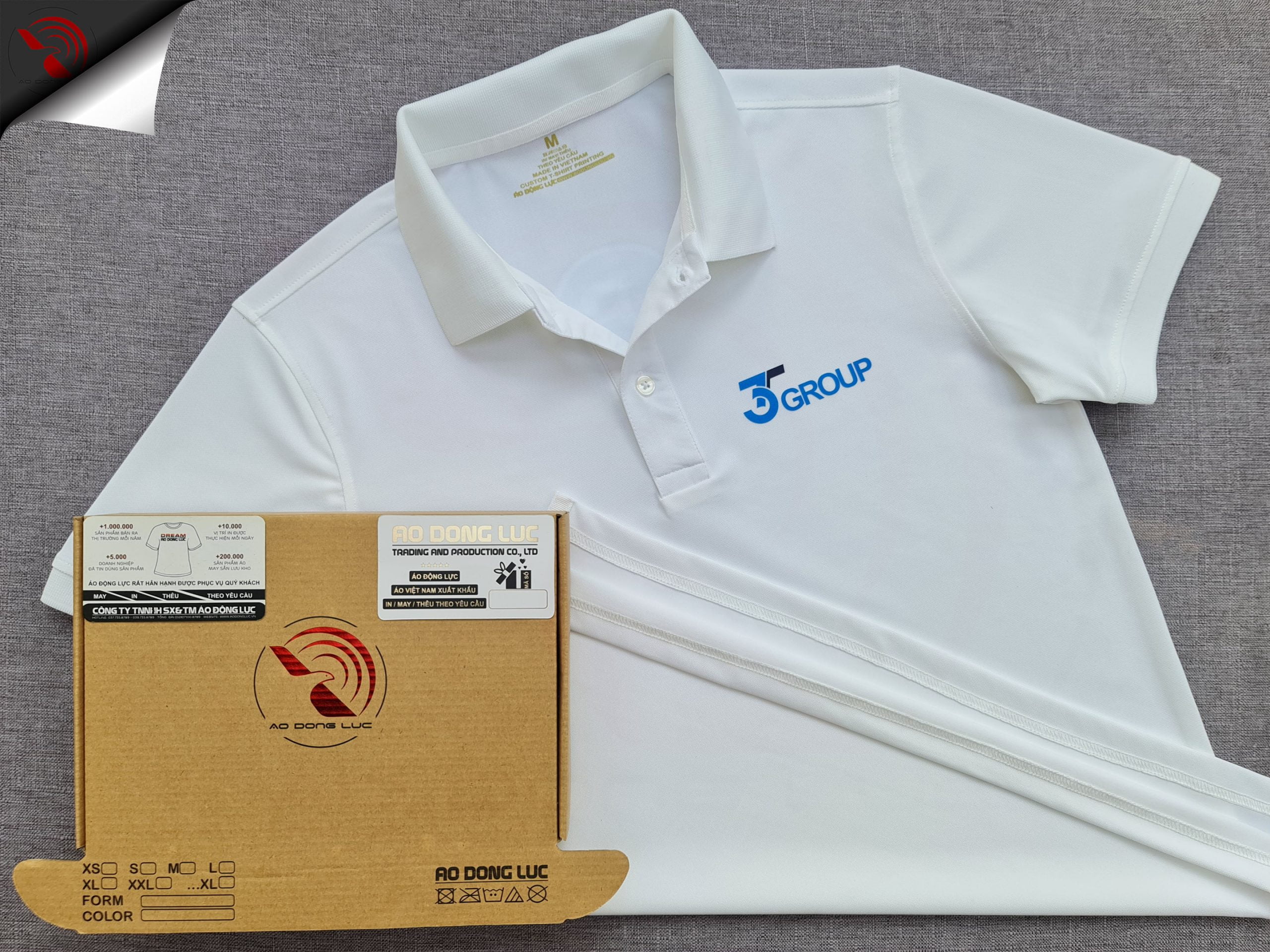 Đồng phục áo thun polo bo trơn màu trắng in kỹ thuật số logo