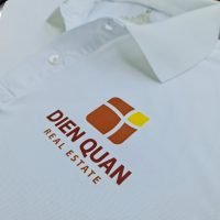 Hình in kỹ thuật số lên áo thun đồng phục polo bo trơn màu trắng