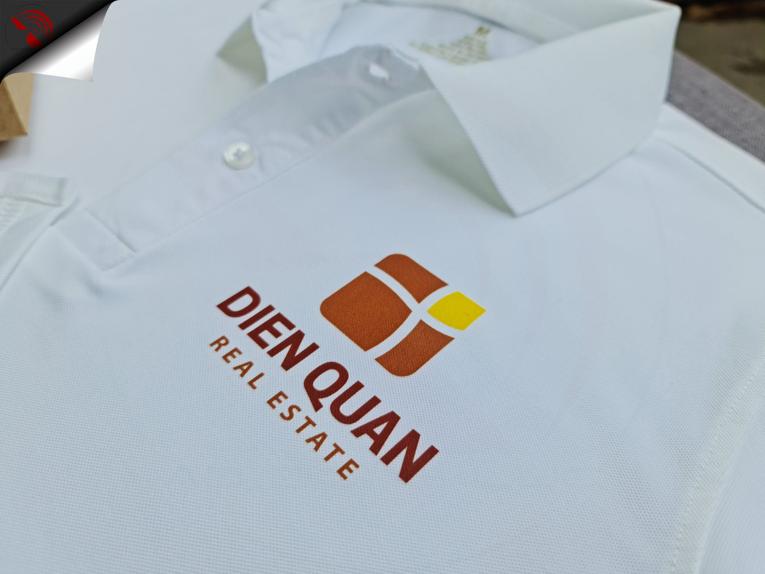 Hình in kỹ thuật số lên áo thun đồng phục polo bo trơn màu trắng