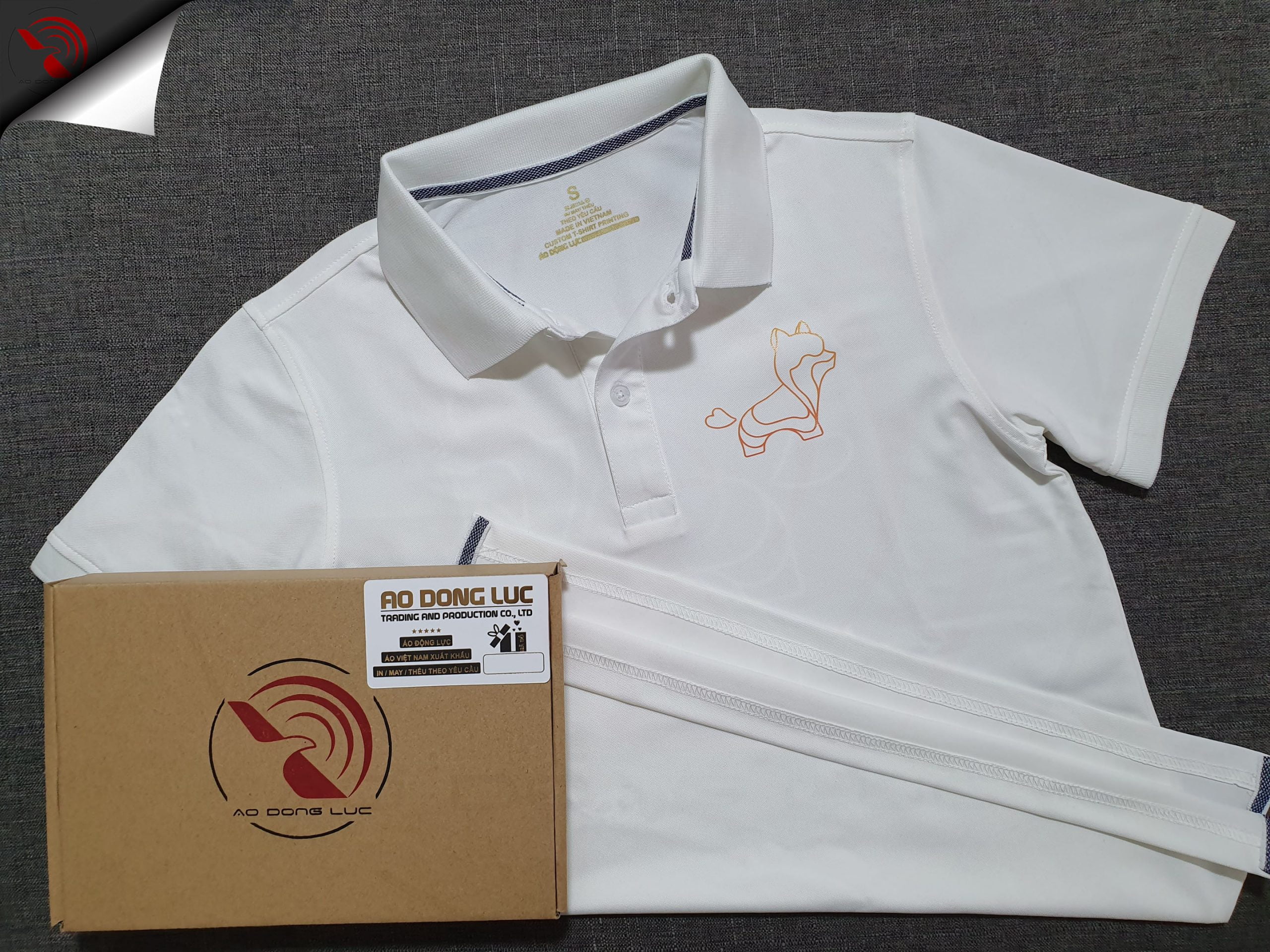 Đồng phục áo thun polo bo trơn màu trắng in decal logo
