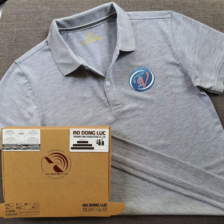 Đồng phục áo thun polo bo trơn màu xám tiêu in decal logo
