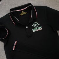Đồng phục áo thun polo bo sọc màu đen in decal logo