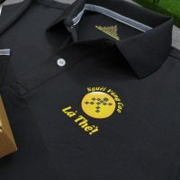 Đồng phục áo thun polo bo trơn màu đen in decal logo