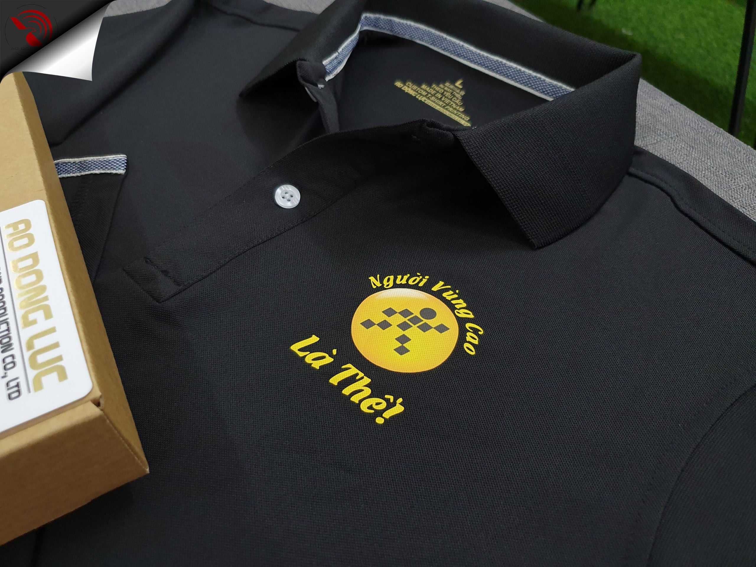 Đồng phục áo thun polo bo trơn màu đen in decal logo