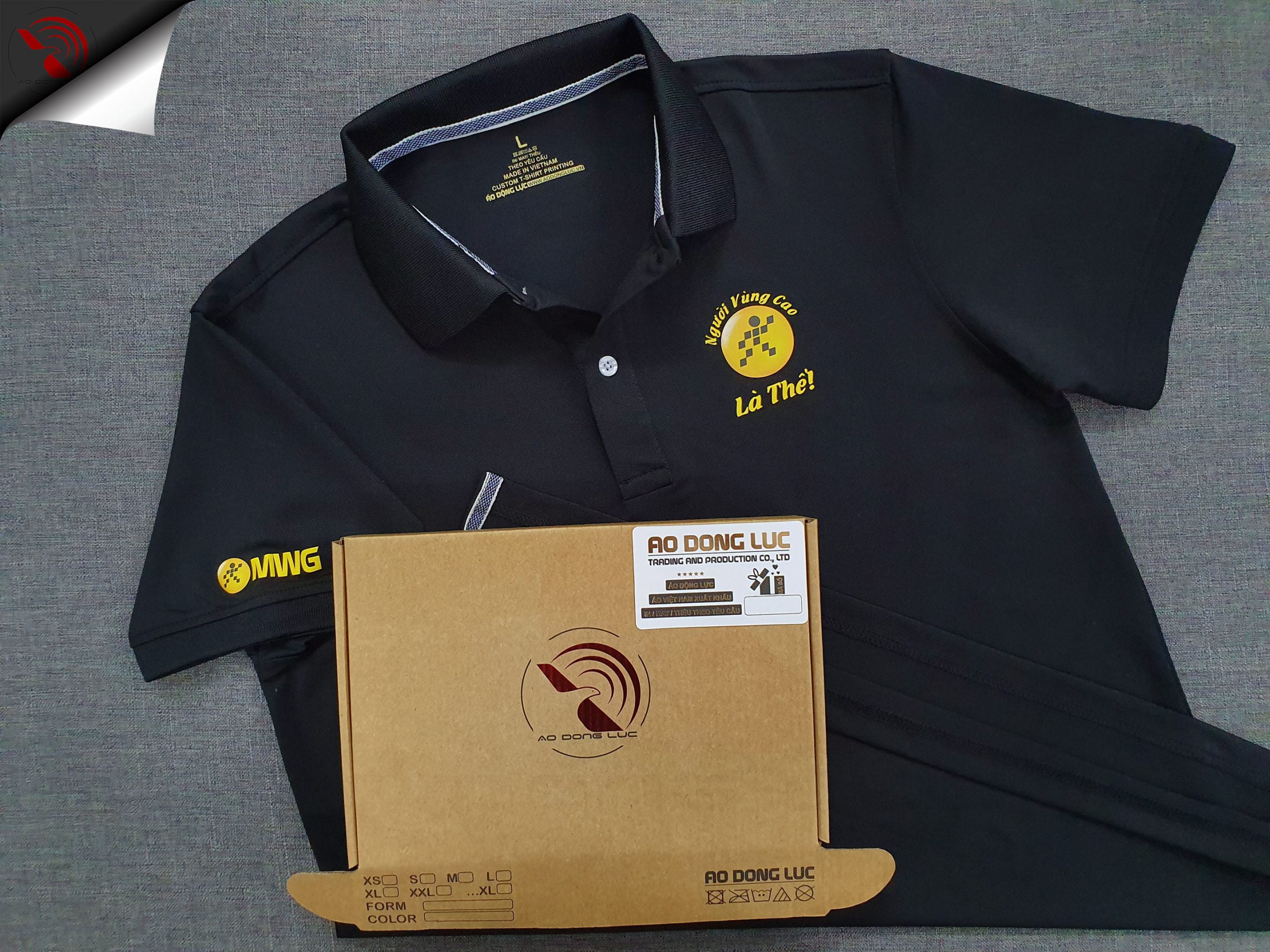 Đồng phục áo thun polo bo trơn màu đen in decal logo