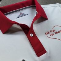 Đồng phục áo thun polo màu trắng phối bo tay bo cổ trụ cổ màu đỏ in chuyển nhiệt