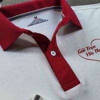 Đồng phục áo thun polo màu trắng phối bo tay bo cổ trụ cổ màu đỏ in chuyển nhiệt