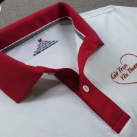Đồng phục áo thun polo màu trắng phối bo tay bo cổ trụ cổ màu đỏ in chuyển nhiệt