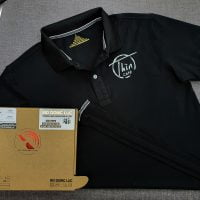 Đồng phục áo thun polo bo trơn màu đen in lụa