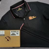 Đồng phục áo thun polo bo sọc màu đen in decal