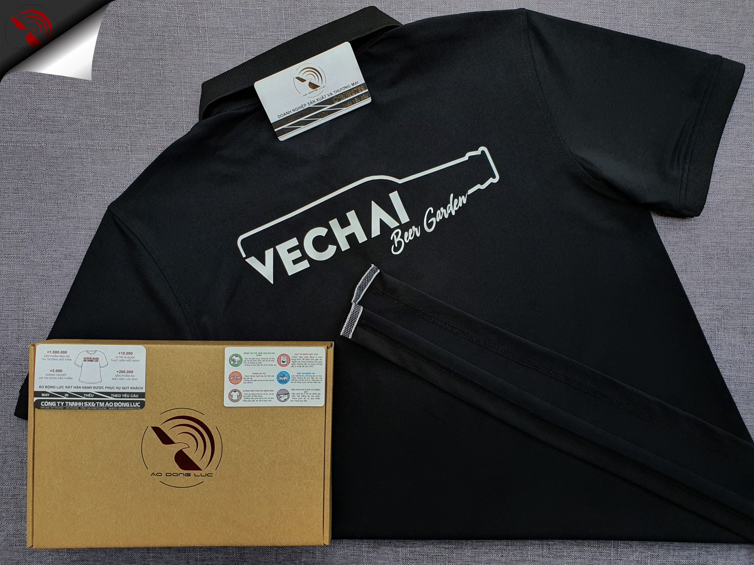 Đồng phục áo thun polo bo trơn màu đen in decal