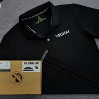 Đồng phục áo thun polo bo trơn màu đen in decal