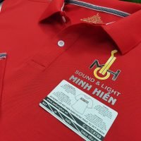 Đồng phục áo thun polo bo trơn màu đỏ in decal phản quang kết hợp