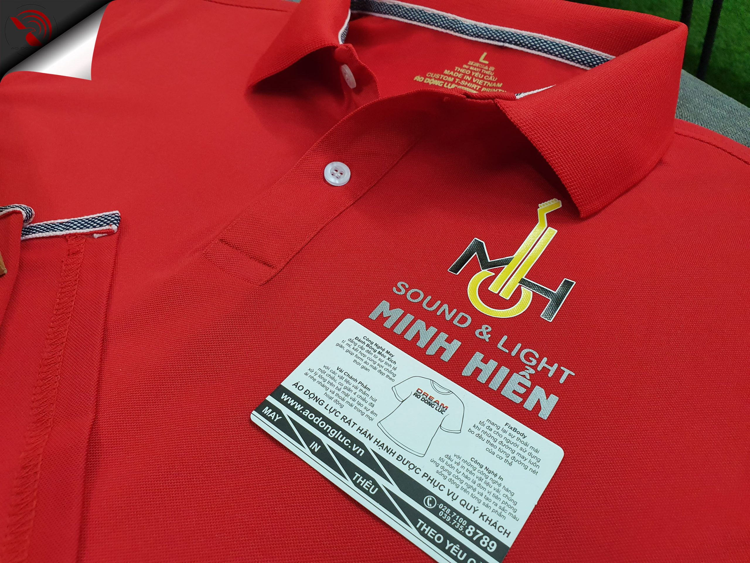 Đồng phục áo thun polo bo trơn màu đỏ in decal phản quang kết hợp