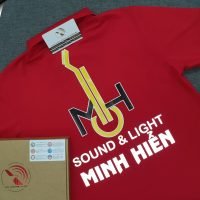 Đồng phục áo thun polo bo trơn màu đỏ in decal phản quang kết hợp