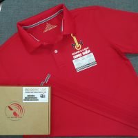 Đồng phục áo thun polo bo trơn màu đỏ in decal phản quang kết hợp