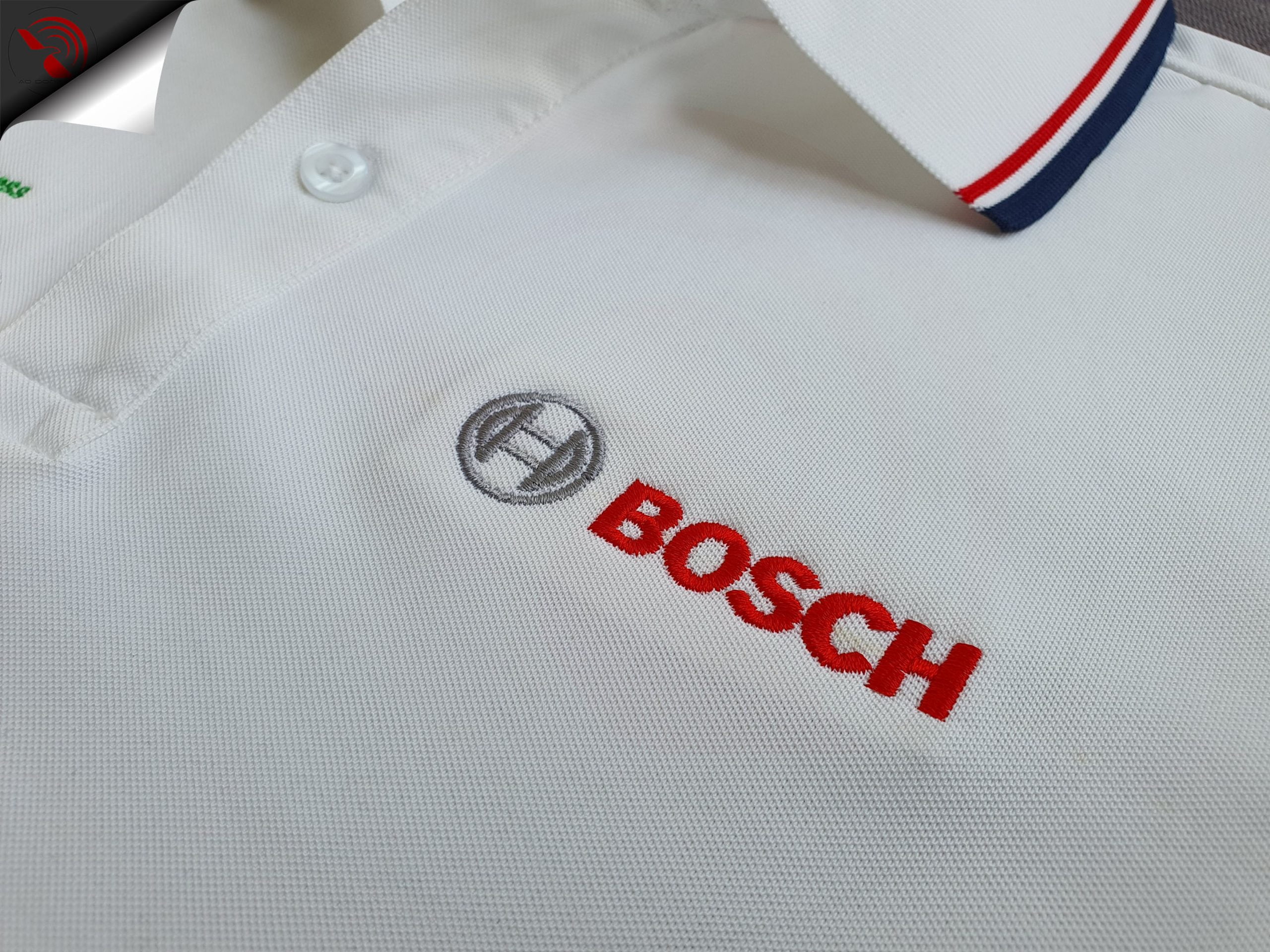 Hình thêu vi tính lên áo thun đồng phục polo màu trắng bo sọc