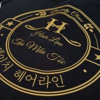 Hình in decal vàng đồng áo thun đồng phục theo yêu cầu