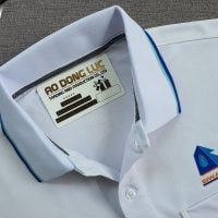 Đồng phục áo thun polo màu trắng dệt bo sọc in chuyển nhiệt logo