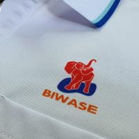 Hình in chuyển nhiệt lên áo thun đồng phục polo màu trắng dệt bo sọc