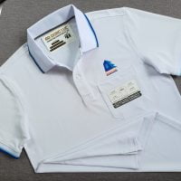 Đồng phục áo thun polo màu trắng dệt bo sọc in chuyển nhiệt logo