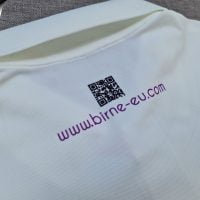 Hình in chuyển nhiệt lên áo thun đồng phục polo bo trơn màu trắng