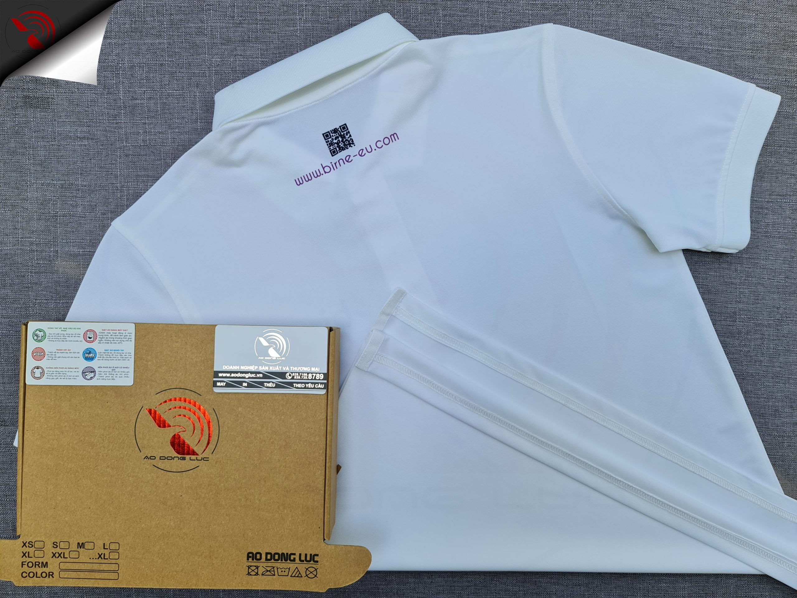 Đồng phục áo thun polo bo trơn màu trắng in chuyển nhiệt logo