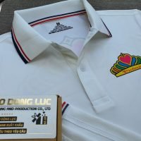 Đồng phục áo thun polo bo sọc màu trắng in chuyển nhiệt logo