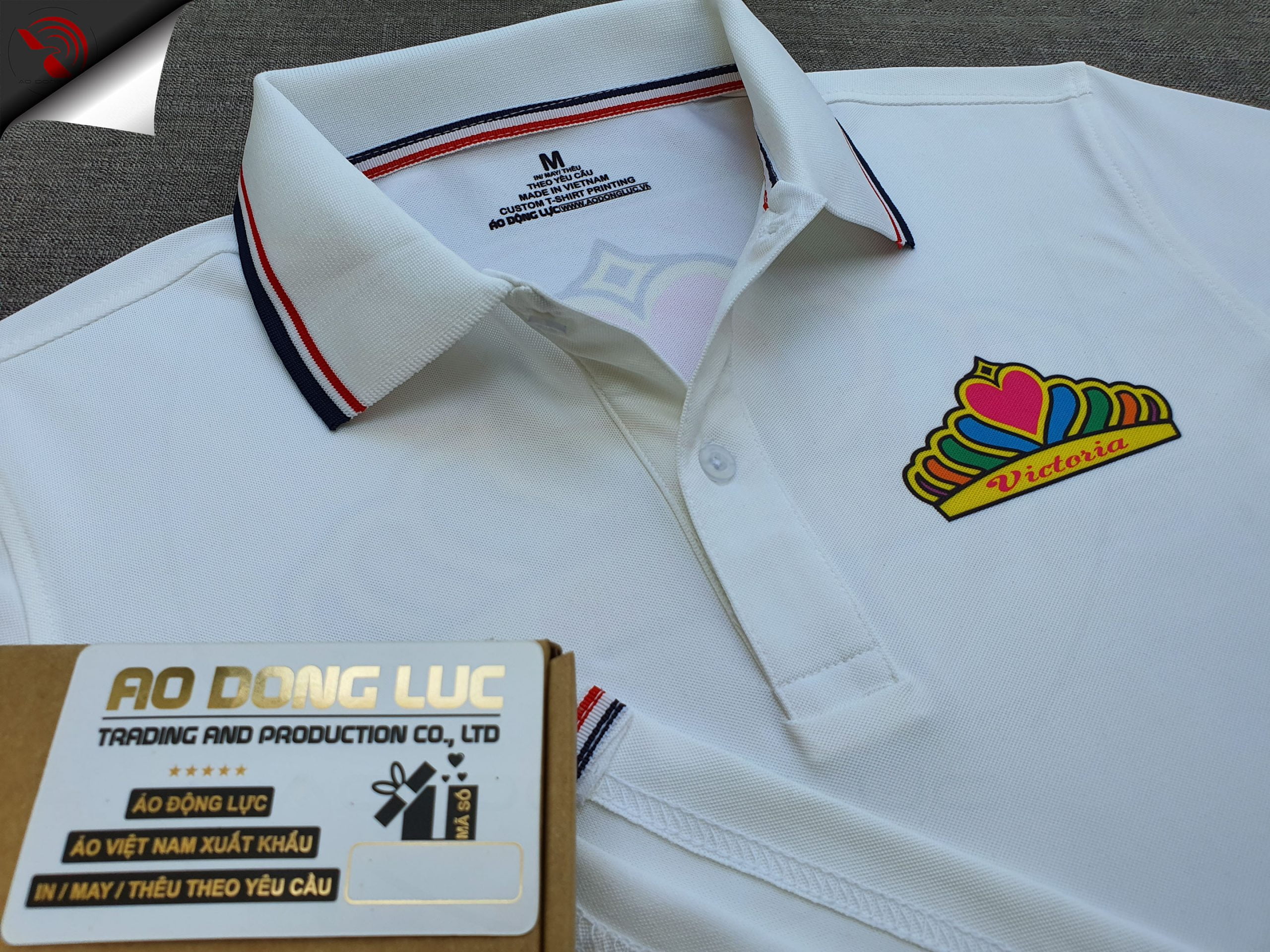 Đồng phục áo thun polo bo sọc màu trắng in chuyển nhiệt logo