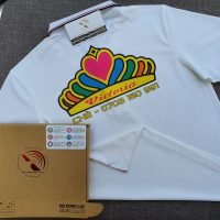 Đồng phục áo thun polo bo sọc màu trắng in chuyển nhiệt logo