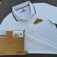 Đồng phục áo thun polo bo sọc màu trắng in chuyển nhiệt logo