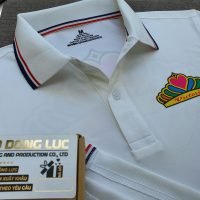 Đồng phục áo thun polo bo sọc màu trắng in chuyển nhiệt logo