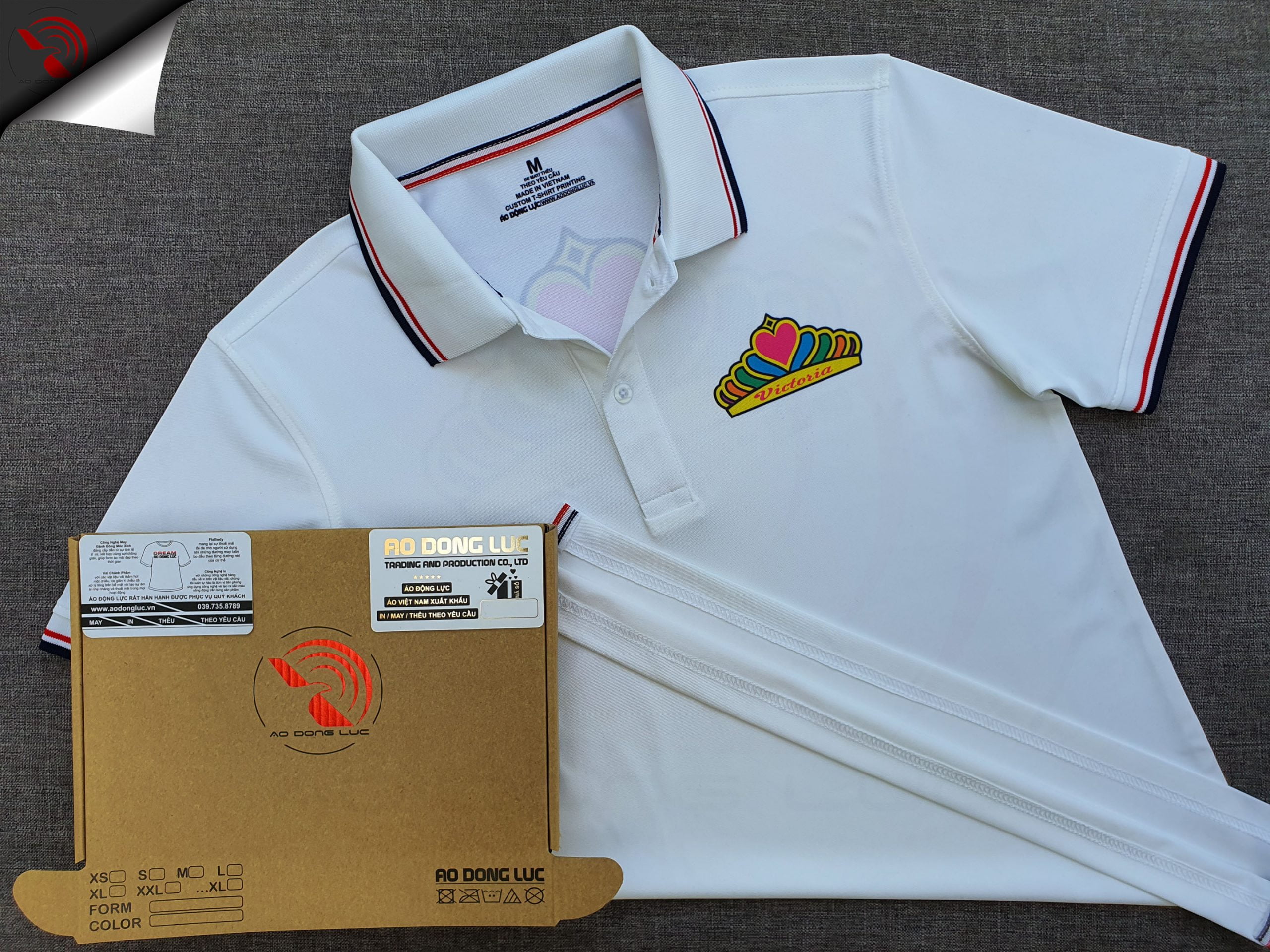 Đồng phục áo thun polo bo sọc màu trắng in chuyển nhiệt logo