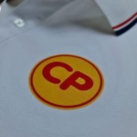 Hình in kỹ thuật số lên áo thun đồng phục polo bo sọc màu trắng