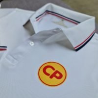 Hình in kỹ thuật số lên áo thun đồng phục polo bo sọc màu trắng