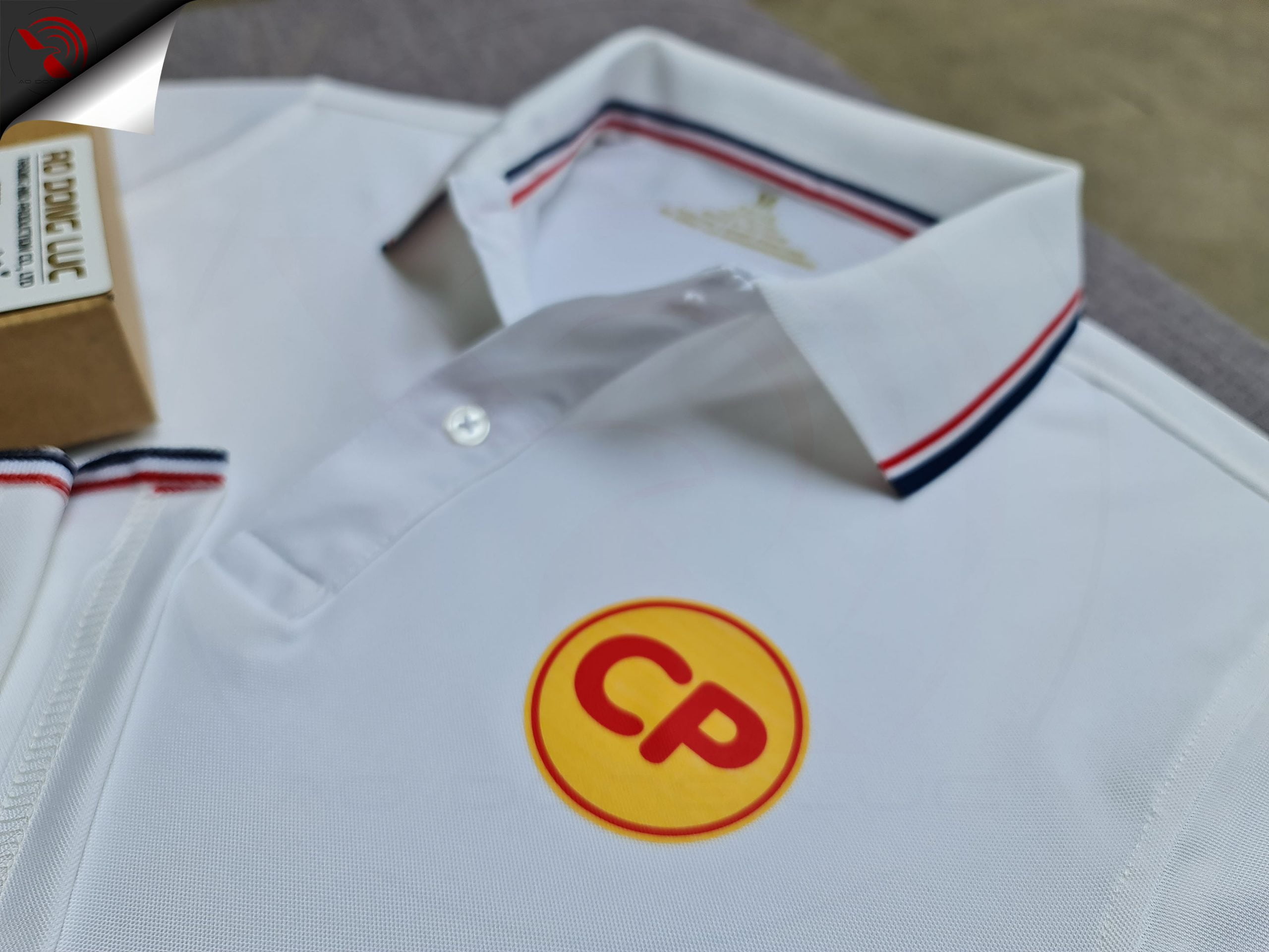 Hình in kỹ thuật số lên áo thun đồng phục polo bo sọc màu trắng