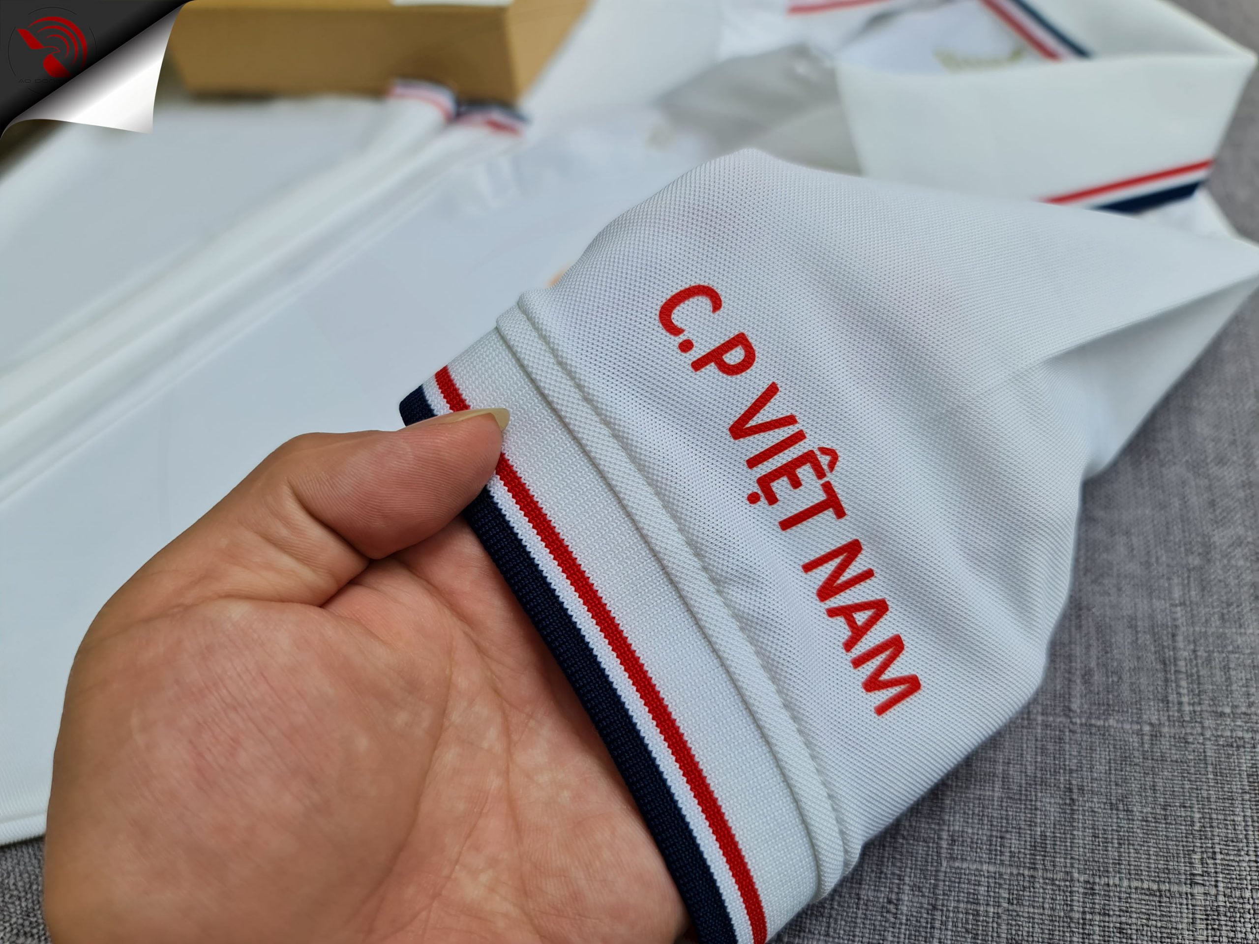 Hình in kỹ thuật số lên áo thun đồng phục polo bo sọc màu trắng