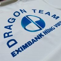 Hình in chuyển nhiệt trên áo thun đồng phục polo màu trắng