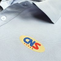 Hình in kỹ thuật số logo lên áo thun đồng phục polo bo trơn xám lam