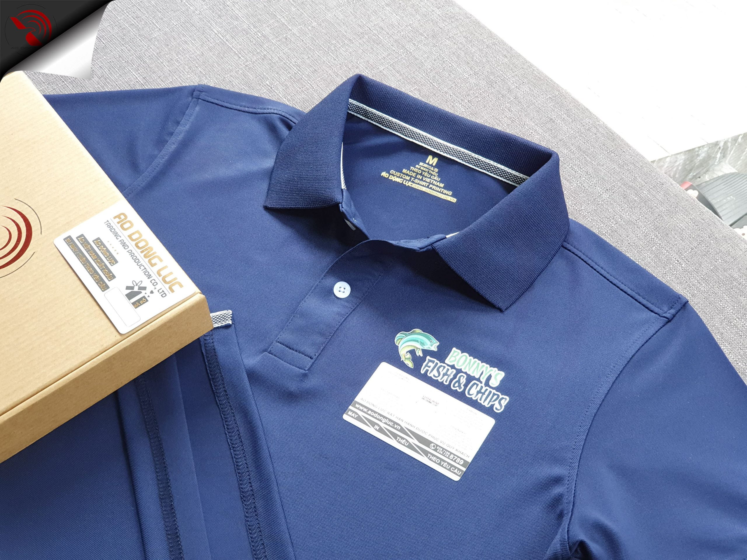 Đồng phục áo thun polo bo trơn màu xanh đen in decal logo